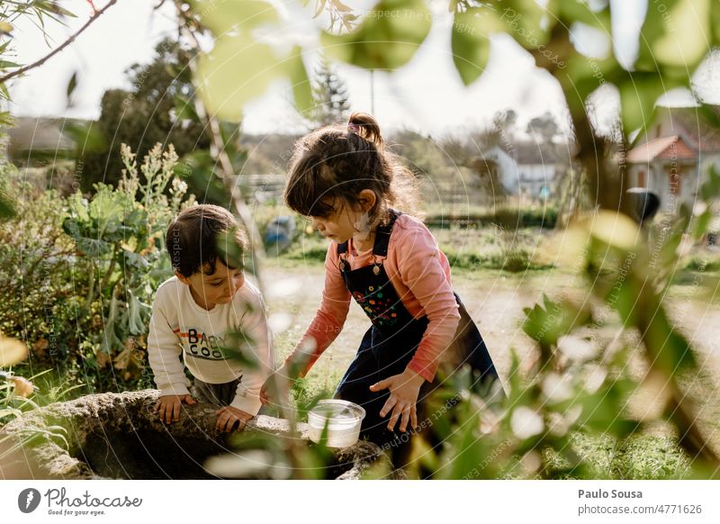 Bruder und Schwester spielen mit Wasser Zusammensein Geschwister Familie & Verwandtschaft Kind Kindheit Kinderspiel Freizeit & Hobby Kaukasier Mensch Farbfoto