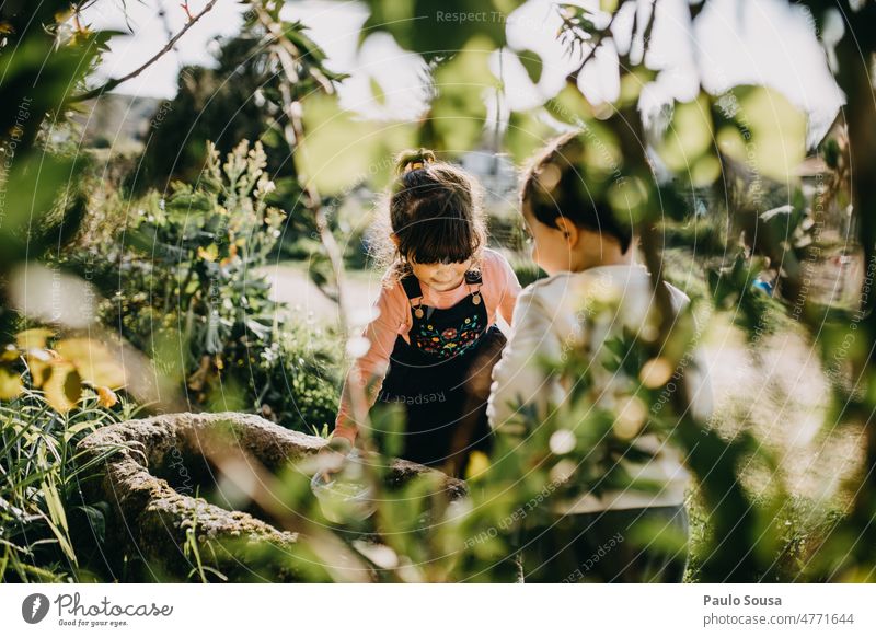 Bruder und Schwester spielen mit Wasser Zusammensein Geschwister Familie & Verwandtschaft Kind Kindheit Kinderspiel Freizeit & Hobby Kaukasier Mensch Farbfoto