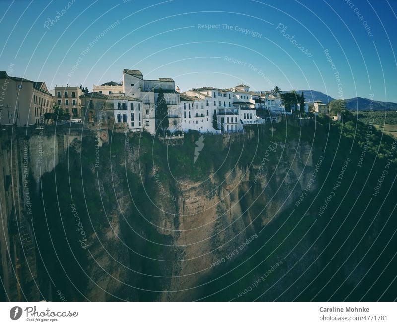 Atemberaubende Lage Felsen Himmel Gebäude Ronda spanien Malaga Andalusien Natur Landschaft Stadt Sonne Berge Erholung Ferien Sommer freiheit Urlaub Reise