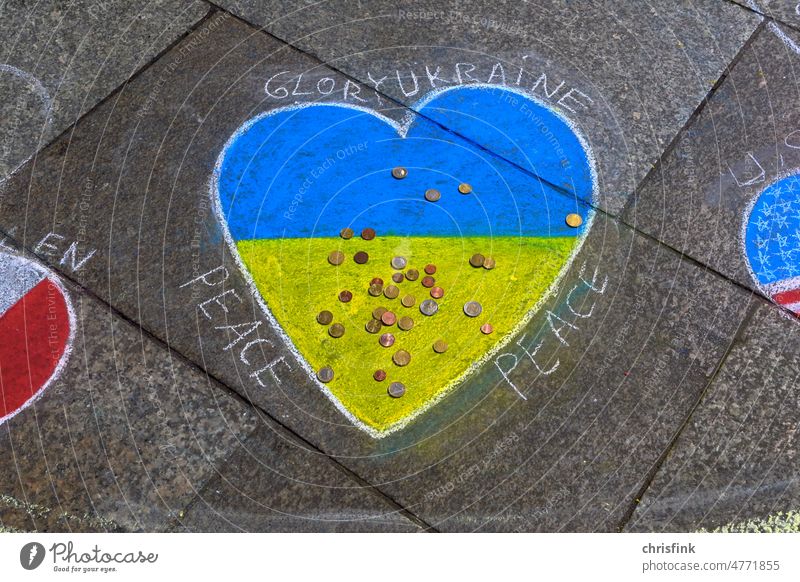 Ukraine Flagge in Herzform mit Kreide auf Weg gemalt gelb blau Krieg Frieden Kampf Russland Putin Politik & Staat Solidarität Friedenswunsch Peace protestieren