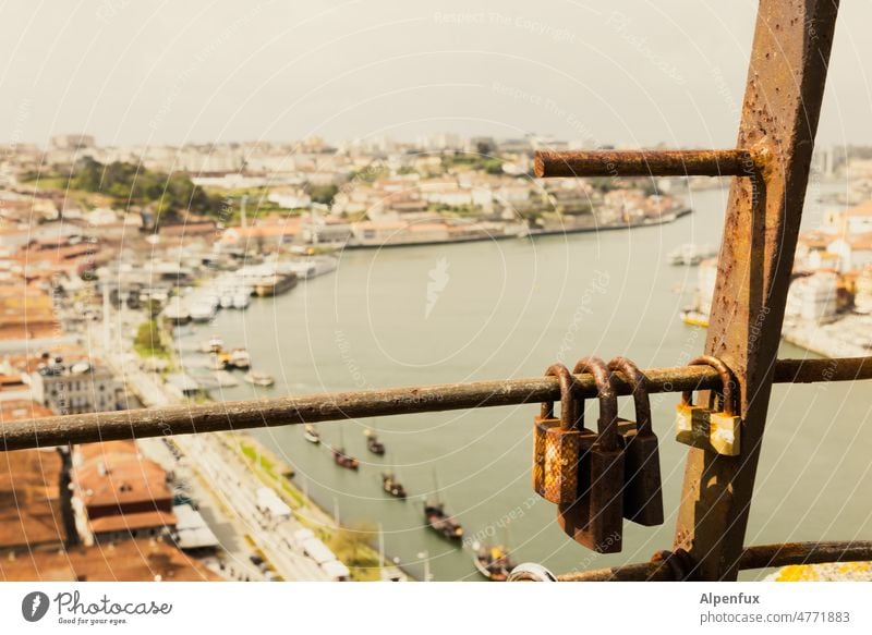 alte Liebe rostet nicht Schloss Liebesschloss Romantik Zusammensein Außenaufnahme Fluss Douro Douro-Fluss Dourotal Portugal Porto Architektur Treue Rost rostig