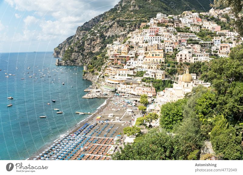 Strand in Positano, Amalfiküste Stadt Italien historisch Natur Landschaft Berg hoch Meer Kampanien Boote Pittoresk Tourismus Küste Sommer blau Sonnenschirme