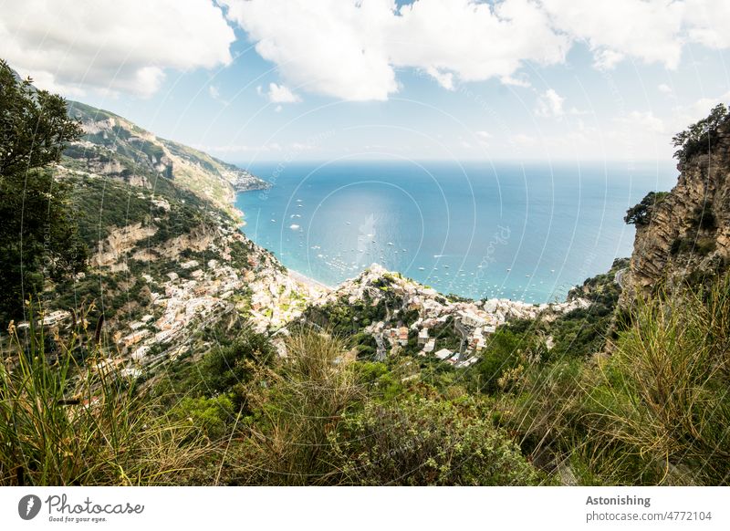 Blick auf Positano, Amalfiküste Stadt Italien historisch Natur Landschaft Berg hoch Meer Kampanien Boote Weite Strand Pittoresk Tourismus Küste Sommer blau