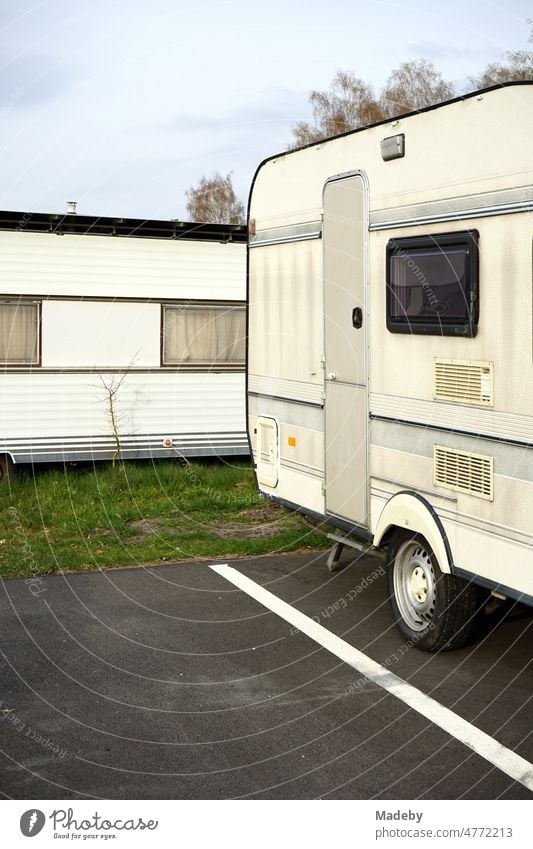 Wohnwagen in Beige und Naturfarben für Camping und Vanlife auf dem Campingplatz am Segelflugplatz in Oerlinghausen bei Bielefeld am Hermannsweg im Teutoburger Wald in Ostwestfalen-Lippe