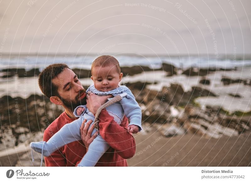 Alleinstehender Vater spielt mit seinem kleinen Sohn. Er spielt mit ihm und das Baby sabbert Er spielt mit ihm und das Baby sabbert männlich Väter Bildung