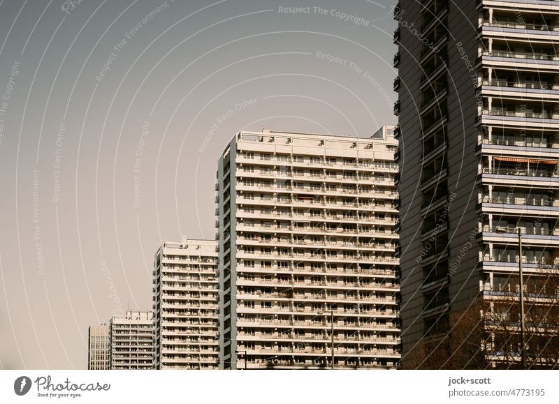 Ansichtssache Komplex Leipziger Straße Gebäude Wohnhochhaus Architektur Fassade Wolkenloser Himmel Plattenbau Berlin-Mitte Hintergrund neutral DDR Städtebau