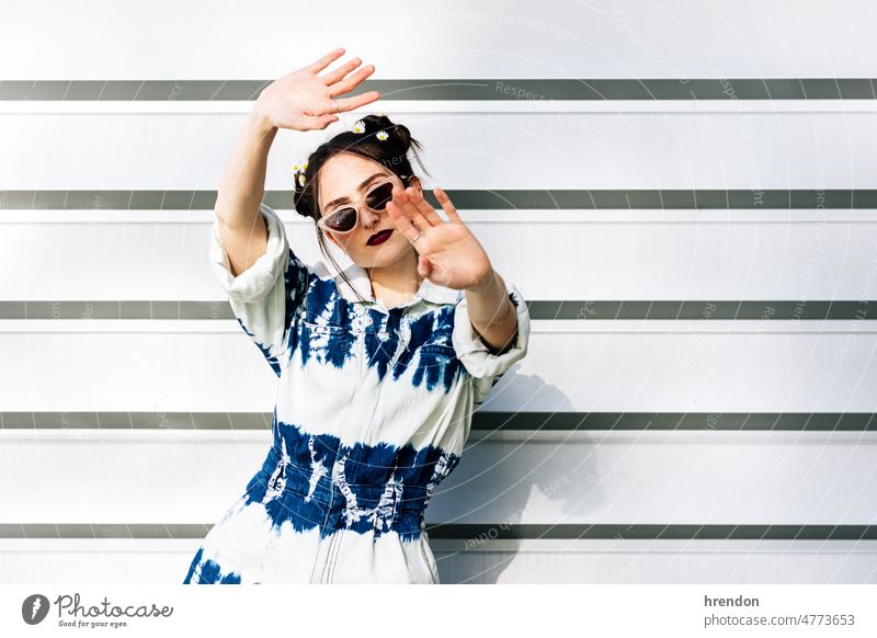 Frau posiert mit Sonnenbrille Porträt Schönheit Mode posierend jung hübsch glamouröser attraktiv Model modisch Lifestyle Stil stylisch junger Erwachsener trendy