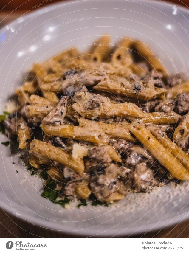 Ein Teller Nudeln mit Sahne und Speck Holzplatte Frühstück Brust Carbonara Champignon Käse Hähnchen gekocht Essen zubereiten Küche lecker Diät Dill Abendessen