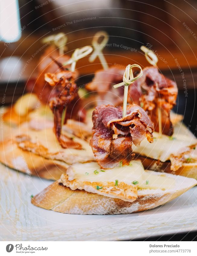 Verschiedene Arten von Canapes mit iberischem Schinken und Ziegenkäse Antipasti Amuse-Gueule Hintergrund Bar Brot Frühstück Bruschetta Catering Küche geheilt