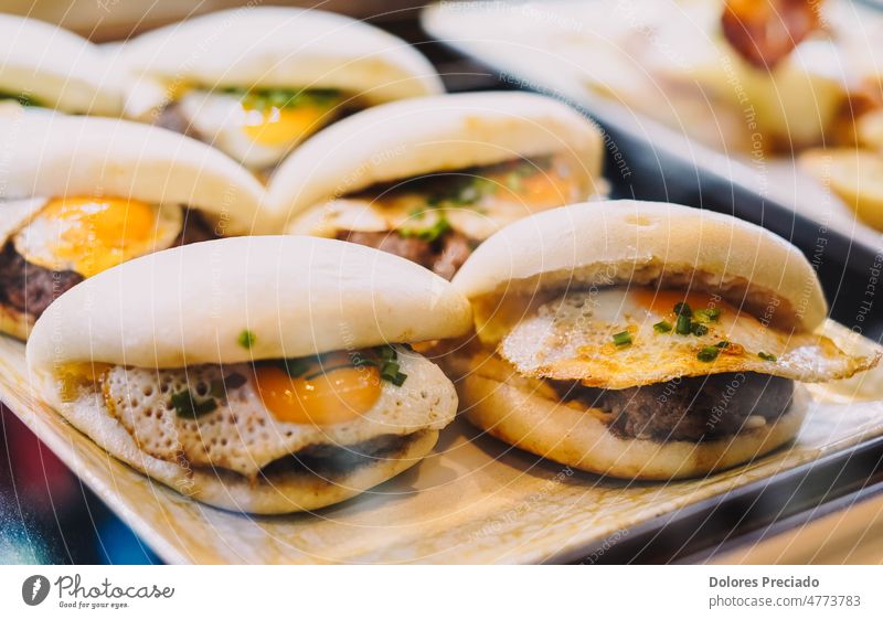 Verschiedene Arten von Canapes mit iberischem Schinken, Ei und Käse Antipasti Amuse-Gueule Hintergrund Bar Brot Frühstück Bruschetta Catering Küche geheilt