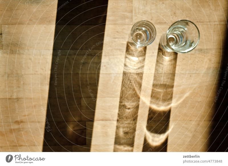 Schatten der Gläser auf dem Gartentisch vogelperspektive glas trinkglas getränk trinken durst holz holztisch maserung holzmaserung licht schatten lichtbrechung