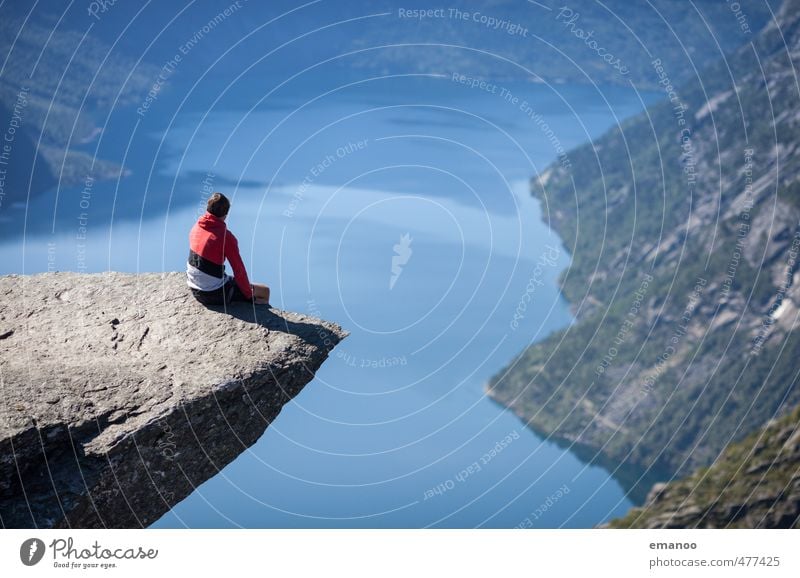 Mann sitzt auf der Trolltunga in Norwegen Lifestyle Stil Freude Ferien & Urlaub & Reisen Ausflug Abenteuer Ferne Freiheit Expedition wandern Mensch Erwachsene