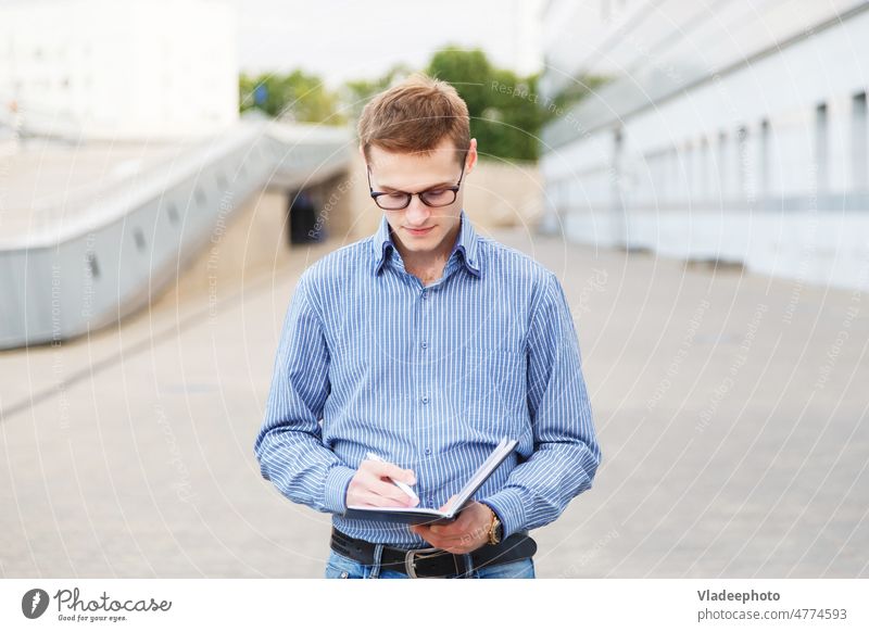 Führen Sie Interviews mit männlichen Journalisten und machen Sie sich Notizen in einem Notizbuch. Erwachsener Business Geschäftsmann Karriere Kaukasier