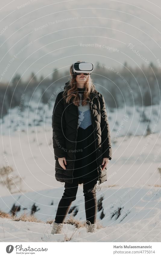 junge frau mit vr-brille genießt im freien 3d 5g Design-Raum Gerät digital digitales Gerät Entertainment Erfahrung Ausdruck Frau Zukunft futuristisch