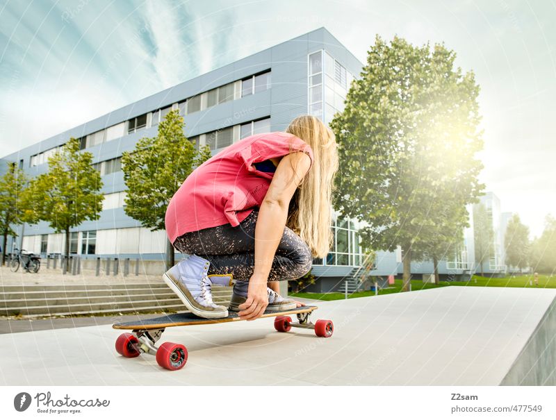 Citysurferin Lifestyle Stil Freiheit Sommer Sport Skateboarding Longboard feminin Junge Frau Jugendliche 18-30 Jahre Erwachsene Himmel Schönes Wetter Baum