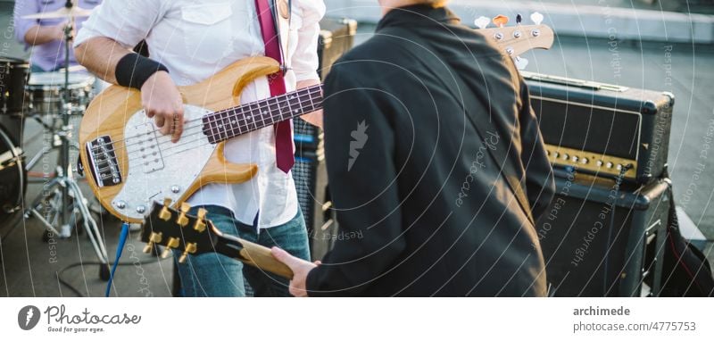 Band spielt während eines Live-Konzerts auf einem Festival amp Einstellung Entertainment Veranstaltung Ausstellung Stadtfest Spaß Gitarre Lifestyle live Musik