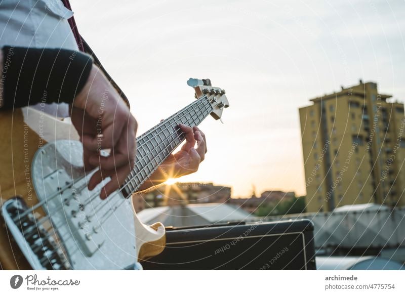 Band spielt während eines Live-Konzerts auf einem Festival amp Einstellung Entertainment Veranstaltung Ausstellung Stadtfest Spaß Gitarre Lifestyle live Musik