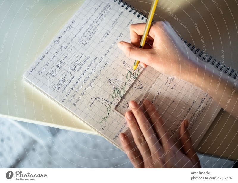 Student löst mathematisches Problem Algebra anonym zurück zur Schule Tabelle Klasse Schreibtisch Detailaufnahme Gleichung Ausdruck Mädchen graphisch grafisch