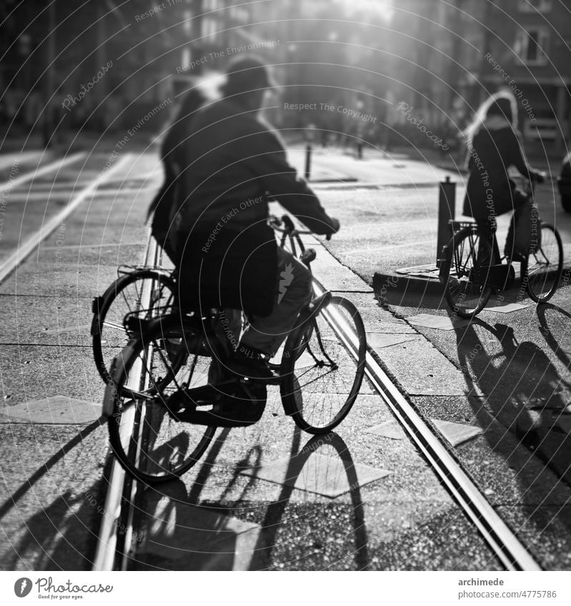 Radfahrende Menschen in den Straßen von Amsterdam anonym Fahrradfahren Großstadt urban Biker Zebrastreifen im Freien reisen Transport Verkehr Arbeitsweg Pendeln