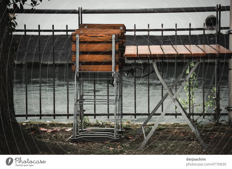 Heute ist  Ruhetag. Die Klappstühle sind hochgeklappt. Der Ausflug am kleinen Fluss muss verschoben werden. Klappstuhl Menschenleer Tag Farbfoto Stuhl