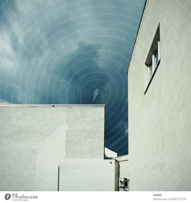 Brandwand Haus Gebäude Wand Bauwerk trist groß hoch streng abweisend urban eckig unpersönlich Fenster Fassade Himmel anonym überblicken Außenaufnahme