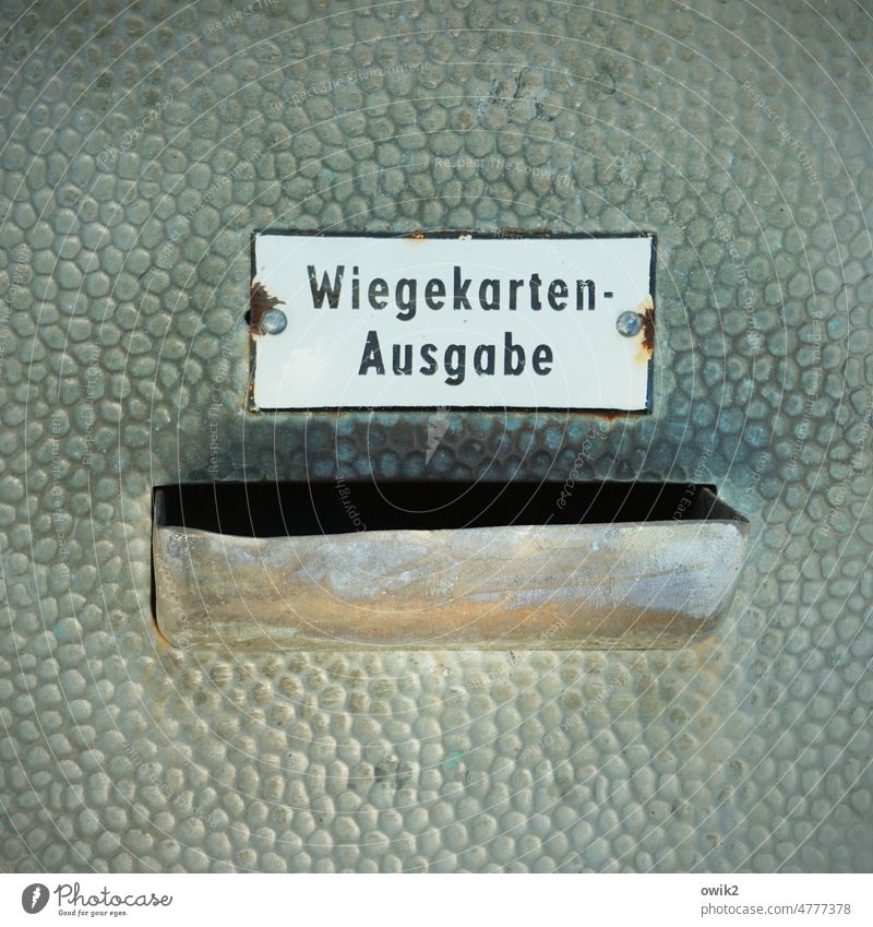 Der Moment der Wahrheit Personenwaage Waage wiegen Detailaufnahme Strukturen & Formen Kontrolle Metall Totale Ausgabe Blech alt retro Schild Buchstaben