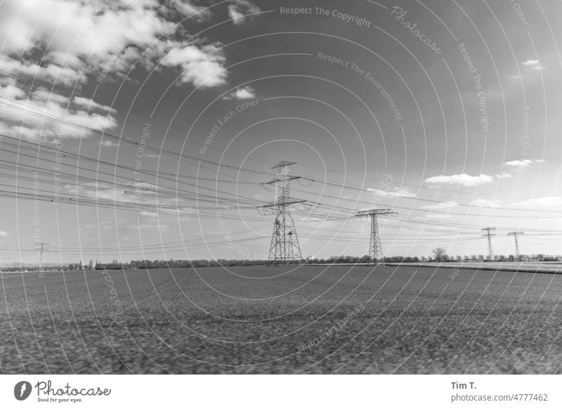 Felder Himmel und Stromversorgung für Berlin bnw Frühling Strommast Elektrizität Brandenburg Wolken Energiewirtschaft Kabel Landschaft Leitung