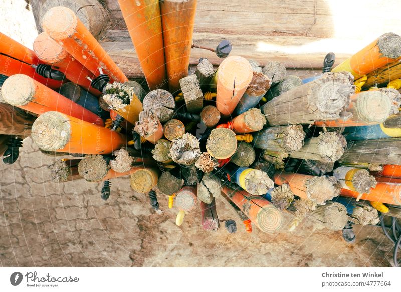 Alte Markierungspfähle / Schneeleitstäbe / Schneestangen / Pistenmarkierungsstangen bunt durcheinander und von oben fotografiert Schneeleitstab Holzstäbe