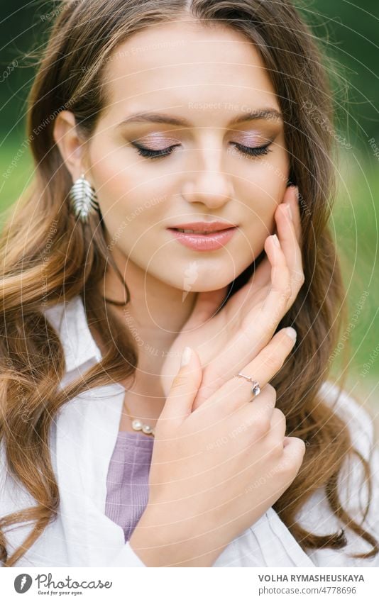 Schönes weibliches Gesicht mit perfekter Haut und nacktem Make-up. Nahaufnahme Porträt vor dem Hintergrund der Natur grün Schönheit Blatt attraktiv Mode