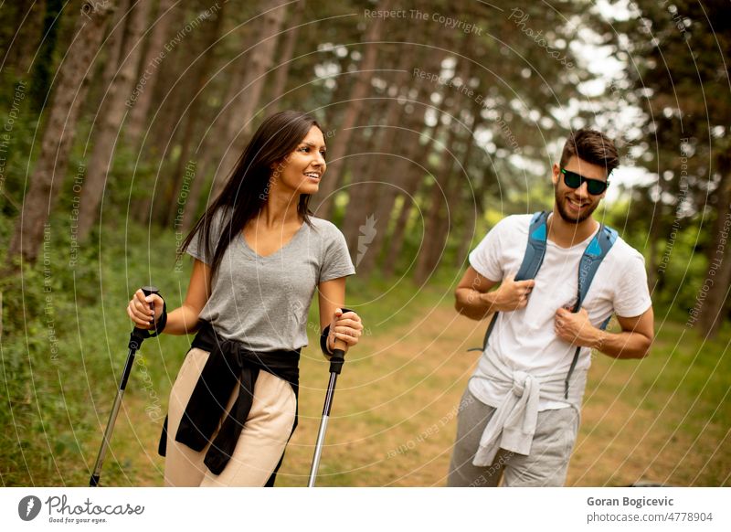 Ein paar Wanderer mit Rucksäcken gehen durch den Wald Natur wandern Rucksack Aktivität Trekking Junge Frau Freiheit Blätter Mann Mädchen Lifestyle Junger Mann