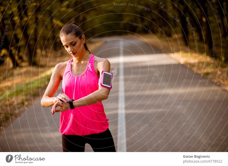 Weibliche Läuferin beim Training im Freien in einer wunderschönen Berglandschaft aktiv Erwachsener Armbinde Asphalt Athlet sportlich attraktiv Kaukasier