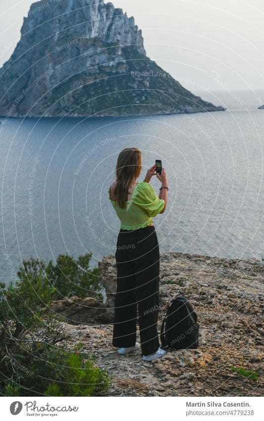 Junge Menschen am Aussichtspunkt Es Vedra auf Ibiza im Sommer 2022. Hintergrund Balearen Strand schön Fahrrad blau btt Küste Farbe farbenfroh eivissa es españa