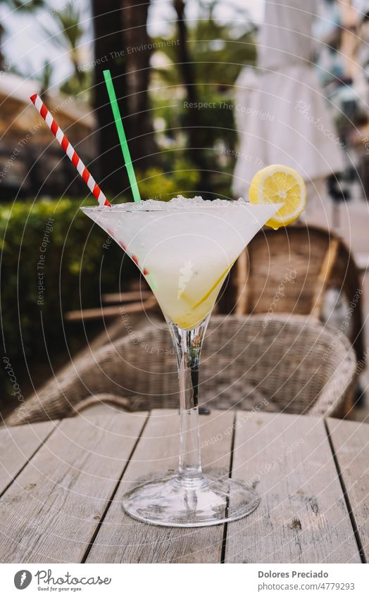 Ein typischer Margarita-Cocktail mit Zitrone und Tequila Alkohol alkoholisch Bar Theke Barständer Barmann Barkeeper Beeren Getränk Cocktails kalt Würfel