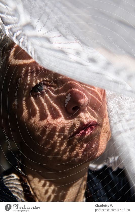 Gardinenschatten auf Frauengesicht | Versteck Porträt Frauenporträt Gesicht Erwachsene schön Blick Blick in die Kamera feminin zeitlos Mensch Kopf versteckt