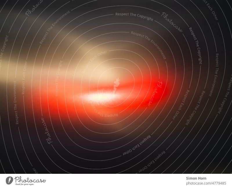 Bremslicht hinter Folie Licht Reflexion & Spiegelung abstrakt rot verschwommen Lichterscheinung Unschärfe Kunstlicht Strukturen & Formen Muster Rotlicht