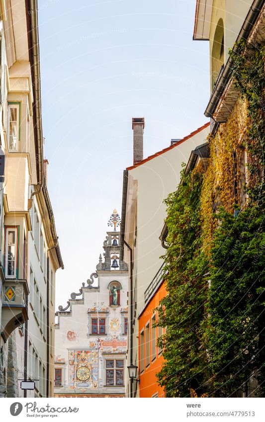 Häuser und Straßen mit historischen Wohnfassaden in der bayerischen Hafenstadt Lindau am Bodensee Bayern Deutschland Feiertag Russland Ukrainer blau Gebäude