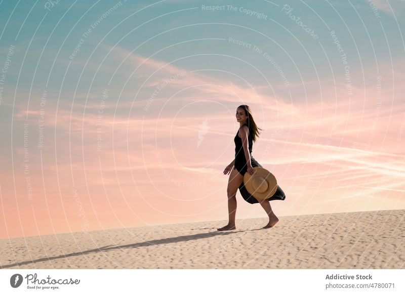 Wanderer in der Wüste bei Sonnenuntergang Tourist schlendern wüst Hügel Himmel erkunden Fernweh Natur Frau Landschaft Reisender wolkig Urlaub Ausflug Insel