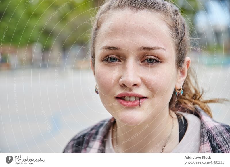 Frau mit Lippenpiercing auf der Straße Vorschein Piercing informell auflehnen Stil Großstadt trendy Mode Sommer jung charmant urban durchbohrt Accessoire Dame