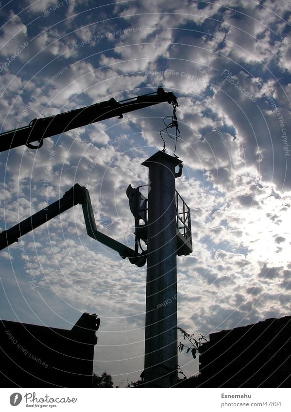 Bedrohlicher Turm Wolken weiß grau schwarz dunkel Kran Baustelle Bauarbeiter Haus heben Konstruktion lang bedrohlich gefährlich Streifen Plakat Medien Mann