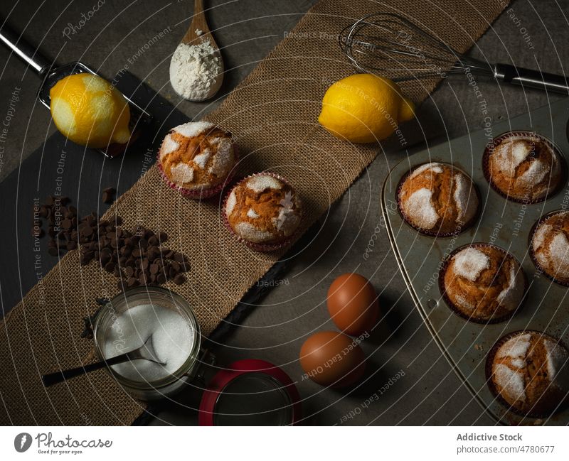 Leckere Zitronenmuffins auf dem Tisch Muffin süß Dessert Gebäck selbstgemacht gebacken Konfekt kulinarisch Schokolade Zitrusfrüchte Frucht Leckerbissen