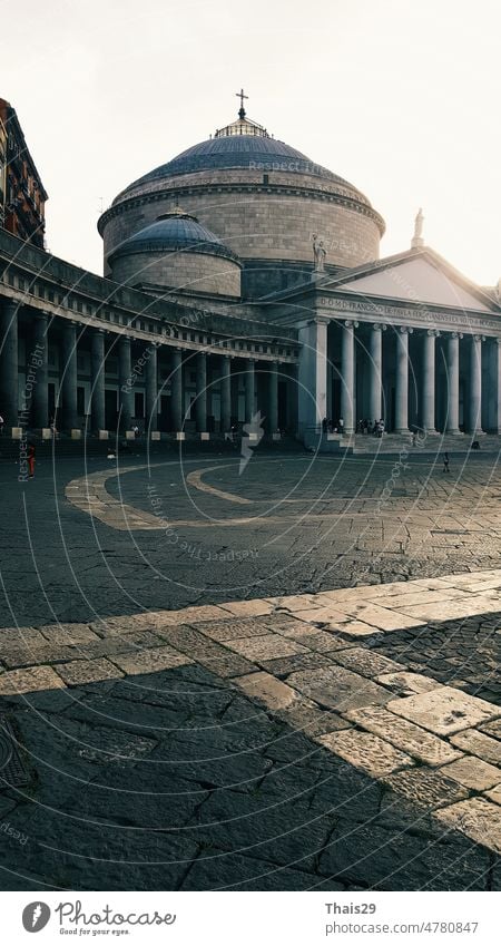 Neapel, Italien, Blick auf die Basilica Reale Pontificia San Francesco da Paola auf der Piazza del Plebiscito, dem Hauptplatz der Stadt am Abend antik