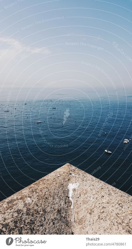 Blick auf das Meer von der Burg Ovo (Castel dell'Ovo) im Hafen von Neapel. Panoramablick auf das Meer vom Castel dell'Ovo, Neapel, Italien. Muschelzucht Aktion