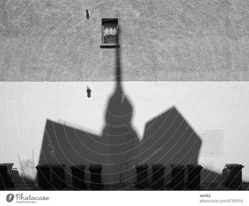 Schattenbild Mauer Wand Haus Fassade Gitter Linien abstrakt Gebäude Ordnung Menschenleer Außenaufnahme Detailaufnahme Strukturen & Formen Sonnenlicht