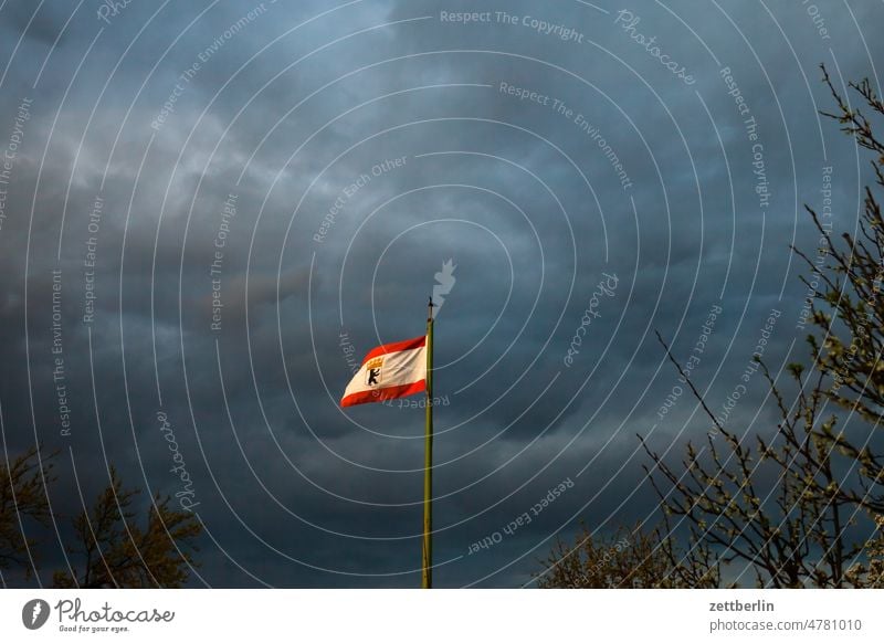 Berliner Fahne berlin stadtwappen berliner bär deutschland fahnenmast wolken hauptstadt hoheitszeichen drohend gewitter nation nationalität skyline städtereise