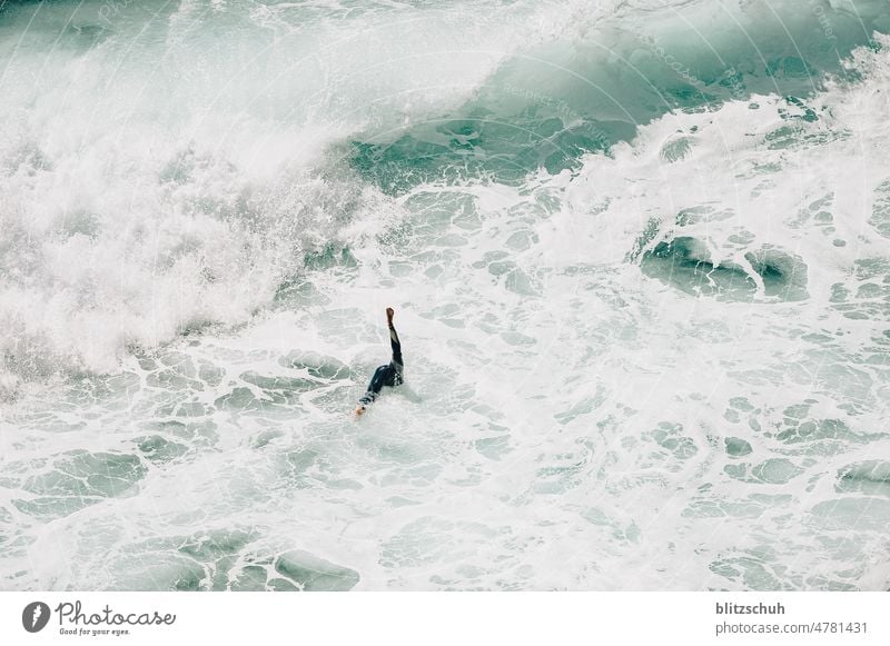 Surfer im Weisswasser beim Duckdive surfing sea surfen wellen meer water sport fun action weisswasser portugal wellenreiten sommer lifestyle duckdive