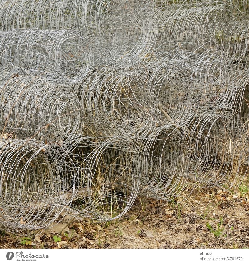 zahlreiche gestapelte Rollen Drahtzaun / Baumaßnahme / Abgrenzung Stapel Gartenzaun Maschendrahtzaun Metall Ansammlung Bauplan Grundstücksabgrenzung