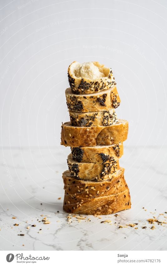 Knusprige Brotscheiben gestapelt vor einem weißen Hintergrund Scheibe knusprig Stapel Frühstück Weizen Weißbrot Mohn gebacken Lebensmittel frisch Ernährung