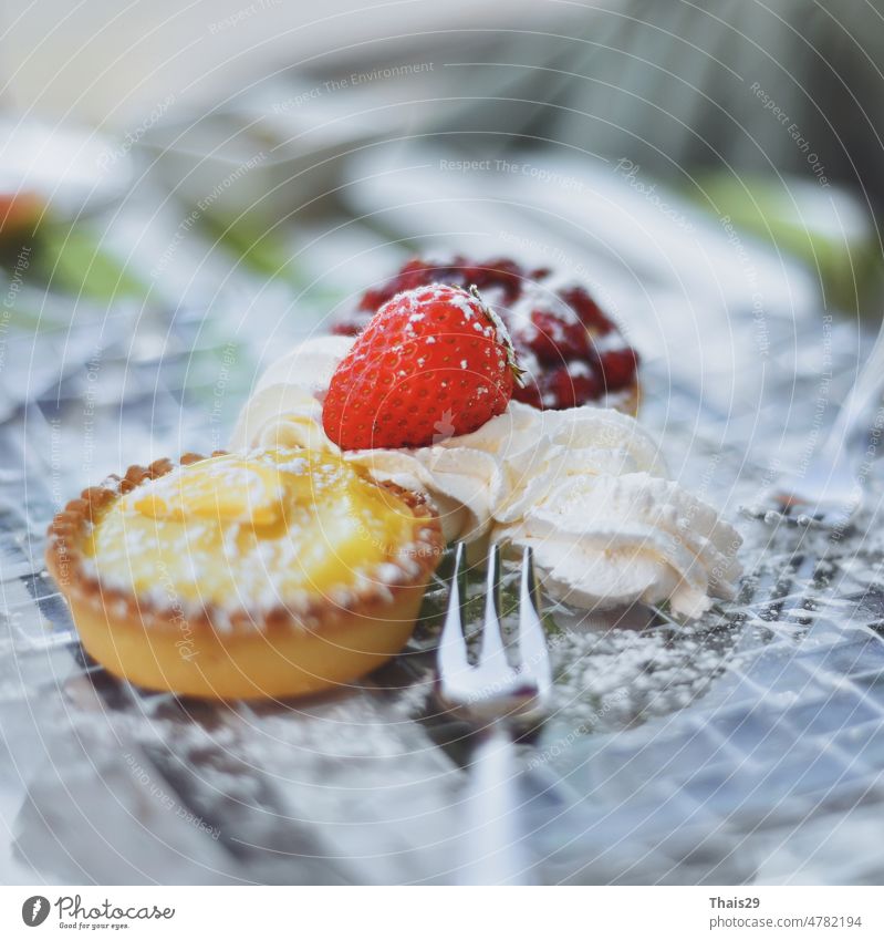 Süßer Zitronenkuchen Dessertkuchen mit Zitrone, Sahne und Erdbeeren Bäckerei Beeren Frühstück Kuchen Kalorien cremig Dekoration & Verzierung lecker Lebensmittel