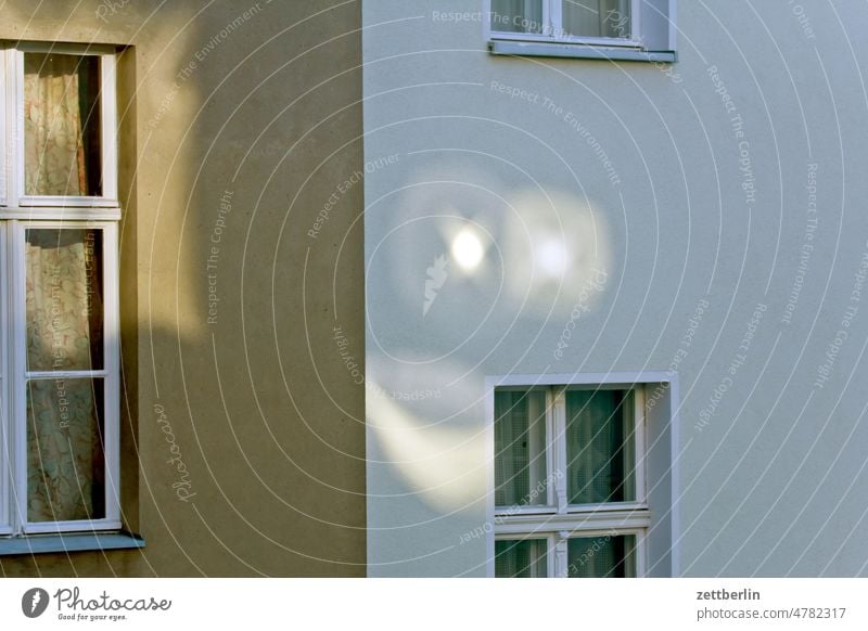 Lichtflecke in meinem Hinterhof altbau außen brandmauer fassade fenster haus himmel himmelblau hinterhaus hinterhof innenhof innenstadt kiez mehrfamilienhaus