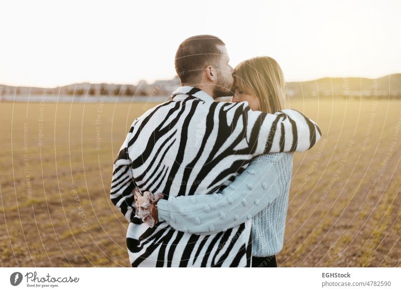 Mann küsst Freundin auf die Stirn. Pärchen auf dem Land bei Sonnenuntergang. Freundin und Freund. Küssen Frau Paar cuntryside Liebe Landschaft Zusammensein jung